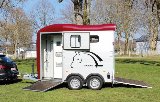 which side to travel horse in trailer